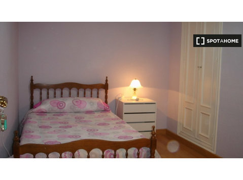 Rooms for rent in 5-bedroom apartment in Salamanca - Females - For Rent