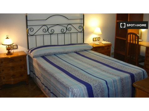Zimmer zu vermieten in 5-Zimmer-Wohnung in Salamanca -… - Zu Vermieten