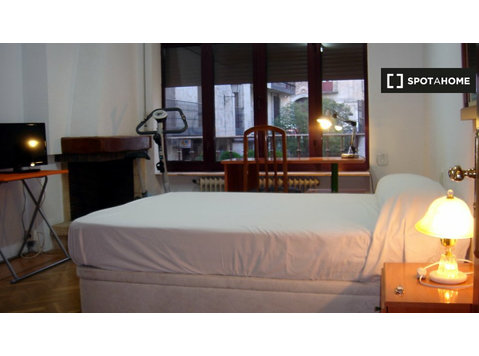 Rooms for rent in 5-bedroom apartment in Salamanca - Females - 空室あり