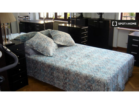 Rooms for rent in 5-bedroom apartment in Salamanca - Females - Annan üürile