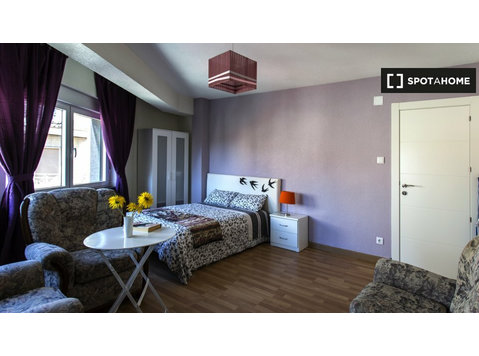 Rooms for rent in 5-bedroom apartment in Salamanca - Til leje