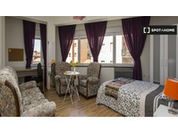 Rooms for rent in 5-bedroom apartment in Salamanca - Aluguel