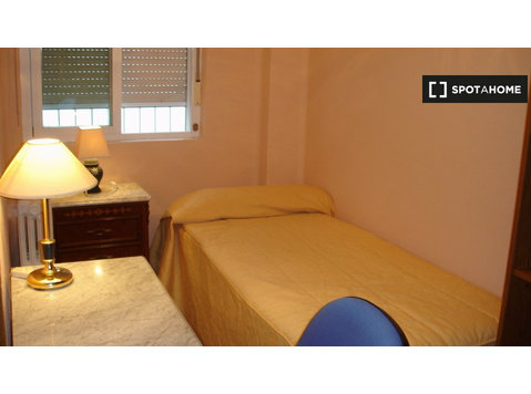 Stanza singola in appartamento con 5 camere da letto a… - In Affitto