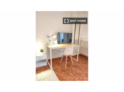 Room for rent in 5-bedroom apartment in Valladolid - De inchiriat