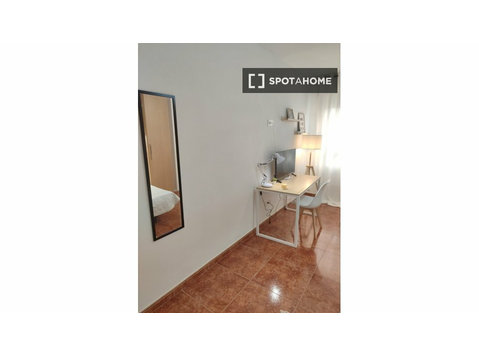 Valladolid'de 5 yatak odalı dairede kiralık oda - Kiralık