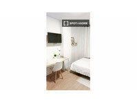 Room for rent in 5-bedroom apartment in Valladolid - Til leje