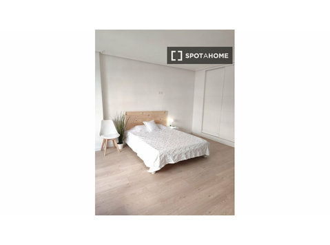 Room for rent in 5-bedroom apartment in Valladolid - Til Leie