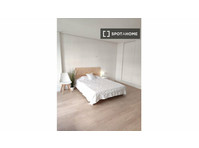 Room for rent in 5-bedroom apartment in Valladolid - Til leje