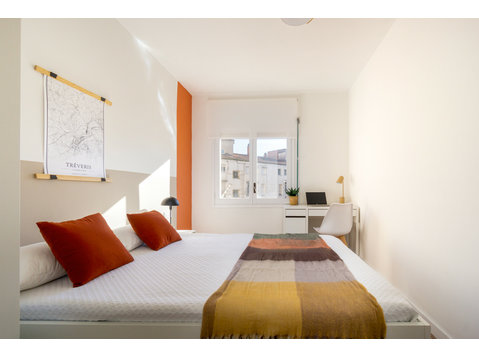 Room filled with light in Girona City Center - Flatshare