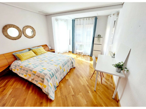 SMARTWORKING flat, centrally located and bright. - Kiadó