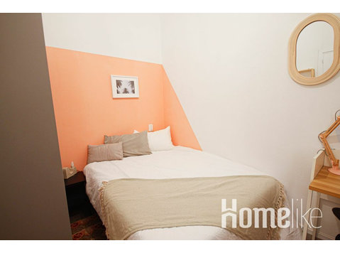 Interior double room with window in coliving - Flatshare