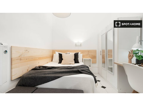 Accomodation in shared apartment in El Born, Barcelona - Под наем