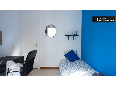 Ample room in 4-bedroom apartment in Poble Sec, Barcelona - השכרה