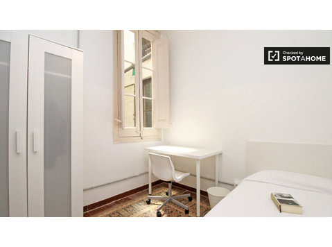 Amplia habitación en un apartamento de 8 dormitorios en… - Alquiler