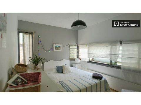 Großes Zimmer in einer Wohnung in Sarrià-Sant Gervasi,… - Zu Vermieten