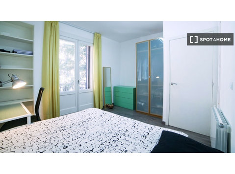 Ample room in shared apartment in El Born, Barcelona - K pronájmu