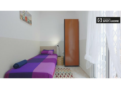 Pokój z balkonem w apartamencie z 4 sypialniami w Sant… - Do wynajęcia