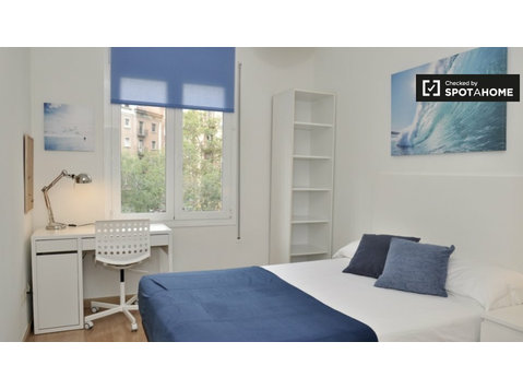 Belo quarto em apartamento de 4 quartos em Gracia, Barcelona - Aluguel