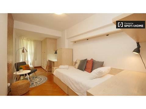 Beautiful room in 4-bedroom apartment in Poblenou, Barcelona - For Rent