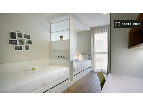 Sants - Badal, Barselona'da bir rezidansta kiralık yatak - Kiralık