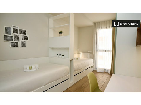 Bed for rent in a residence in Sants - Badal, Barcelona - Izīrē