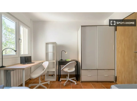Cama en alquiler en habitación compartida en Bellaterra,… - Alquiler