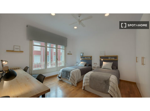 Lit dans une chambre partagée dans un appartement de 5… - À louer