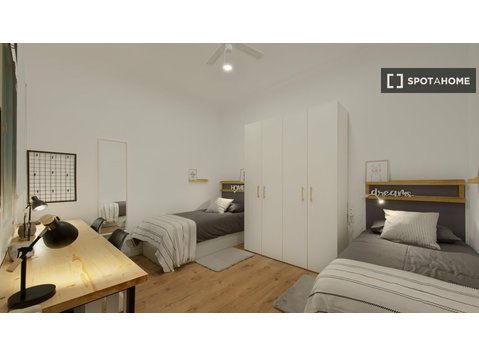 Lit dans une chambre partagée dans un appartement de 7… - À louer
