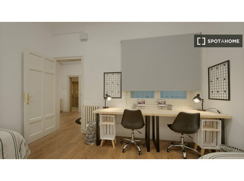 Lit dans une chambre partagée dans un appartement de 7… - À louer