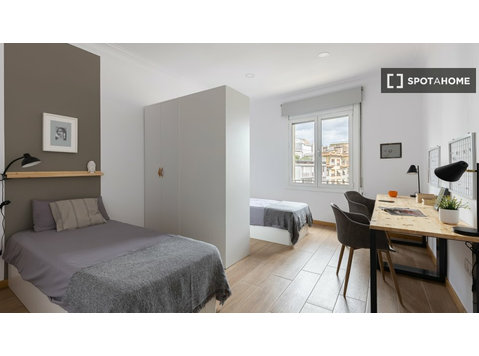 Cama em quarto compartilhado em apartamento de 7 quartos em… - Aluguel