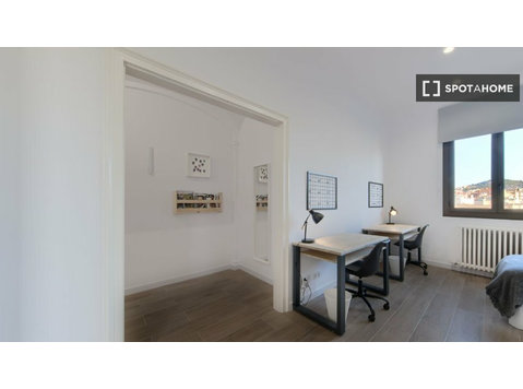 Cama em quarto compartilhado em apartamento de 7 quartos em… - Aluguel