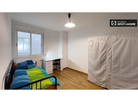 Barselona'da 3 yatak odalı dairede kiralık yatak odası 1 - Kiralık