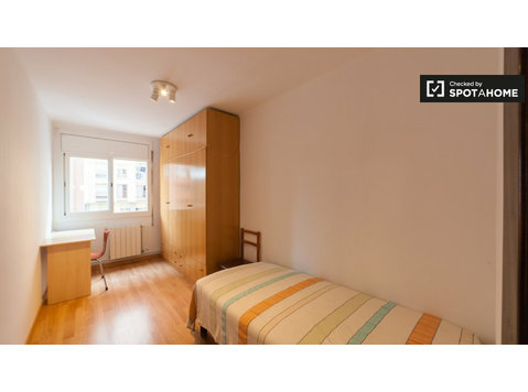 Bedroom in bright 4-bedroom apartment with balcony for ren - K pronájmu
