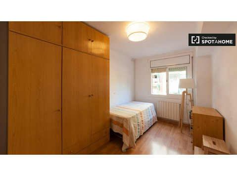 Camera da letto in luminoso appartamento con 4 camere da… - In Affitto