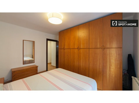 Camera da letto in luminoso appartamento con 4 camere da… - In Affitto