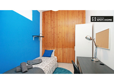 Big room in 6-bedroom apartment in El Born, Barcelona - For Rent