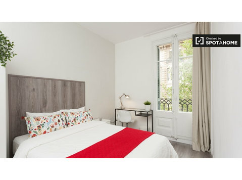 Breezy room to rent in 7-bedroom flat in El Born - K pronájmu