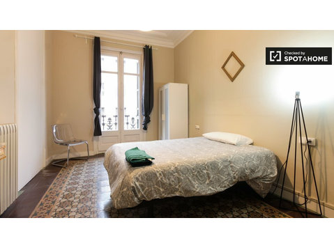 Bright room for rent, 5-bedroom apartment, L’Eixample - For Rent