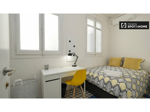 Chambre lumineuse à louer appartement de 9 chambres… - À louer