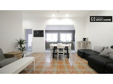Bright room for rent, 9-bedroom apartment, Prat de LLobregat - Ενοικίαση