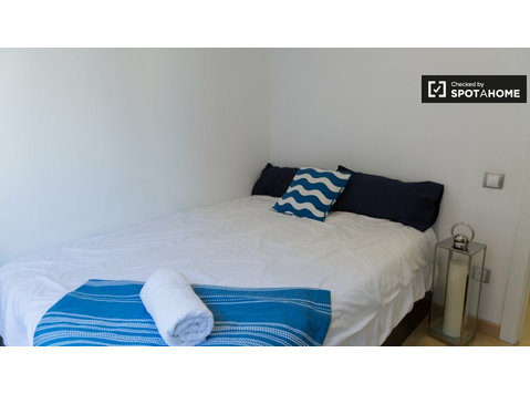 Bright room for rent in 3-bedroom apartment in Gràcia - For Rent