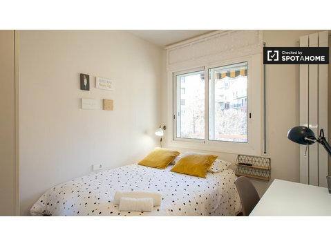 Bright room for rent in 5-bedroom apartment, La Dreta - For Rent