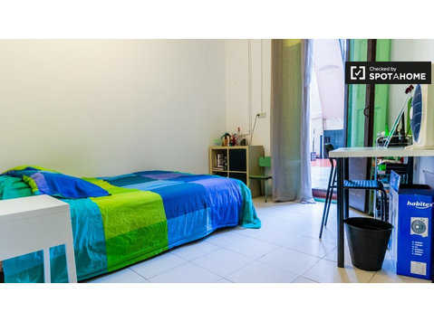 Bright room in 12-bedroom apartment in Poblenou, Barcelona - For Rent