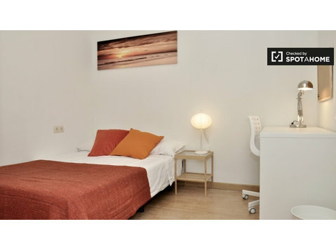 Bright room in 4-bedroom apartment in Gracia, Barcelona - Aluguel
