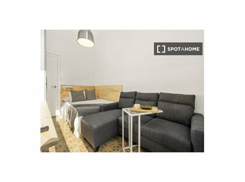 Bright room in 5-bedroom apartment, Eixample Dreta Barcelona - Cho thuê