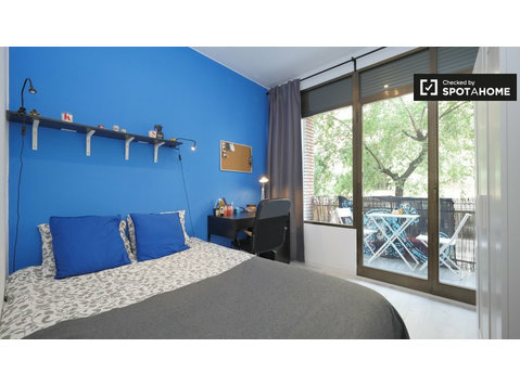 Bright room in 5-bedroom apartment, Sant Martí, Barcelona - Cho thuê