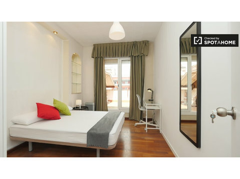 Jasny pokój w 6-pokojowym apartamencie w Les Corts w… - Do wynajęcia