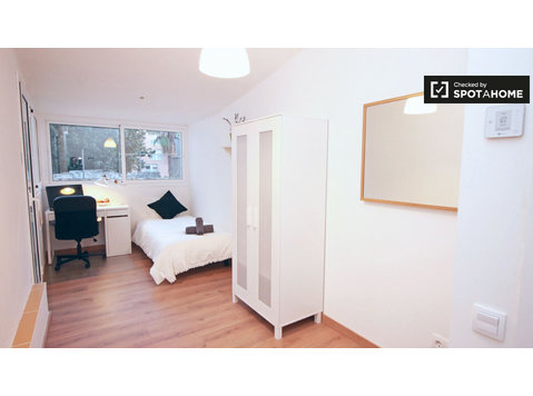 Bright room in shared apartment in Eixample, Barcelona - Til leje