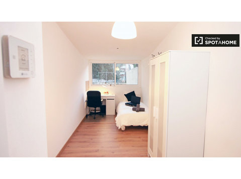 Bright room in shared apartment in Eixample, Barcelona - K pronájmu