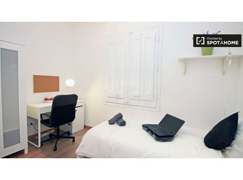 Eixample'de paylaşımlı dairede parlak oda, Barselona - Kiralık